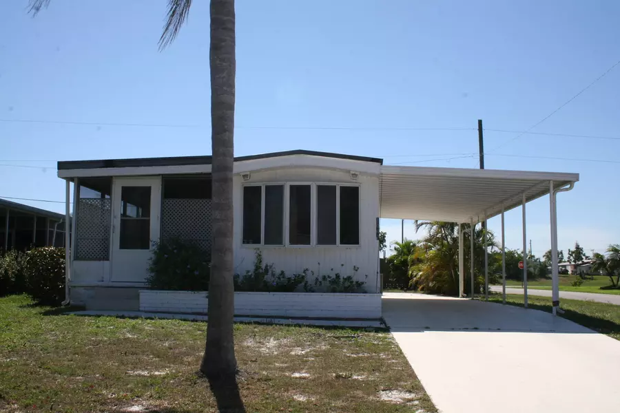 8062 SE Skylark AVE, Hobe Sound, FL 33455