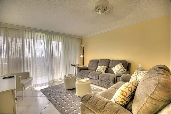 Hutchinson Island, FL 34949,9500 S Ocean DR 202