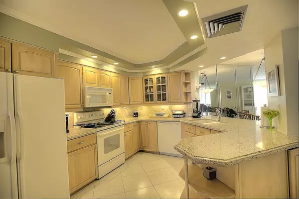 Hutchinson Island, FL 34949,9500 S Ocean DR 202