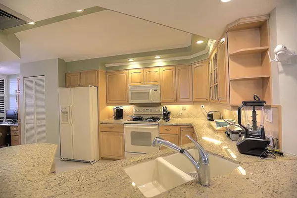 Hutchinson Island, FL 34949,9500 S Ocean DR 202