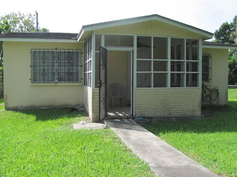 1424 NW Avenue E, Belle Glade, FL 33430