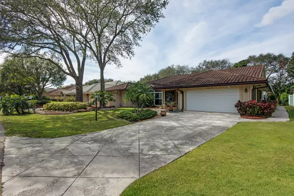 Palm Beach Gardens, FL 33418,5019 Whispering Hollow