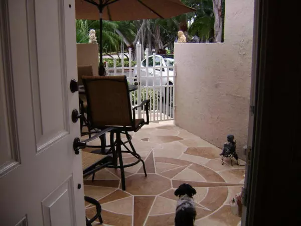 Hypoluxo, FL 33462,231 N Lakeshore DR 231