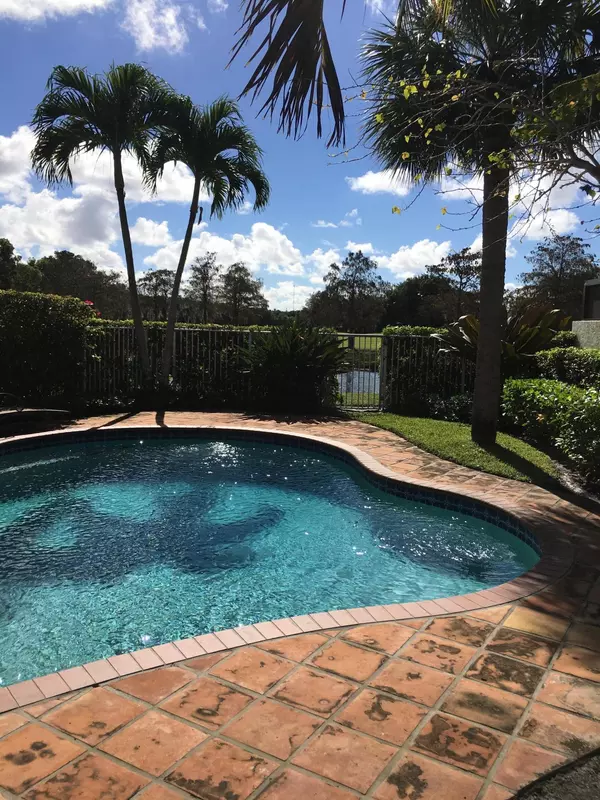 2304 Las Casitas DR, Wellington, FL 33414