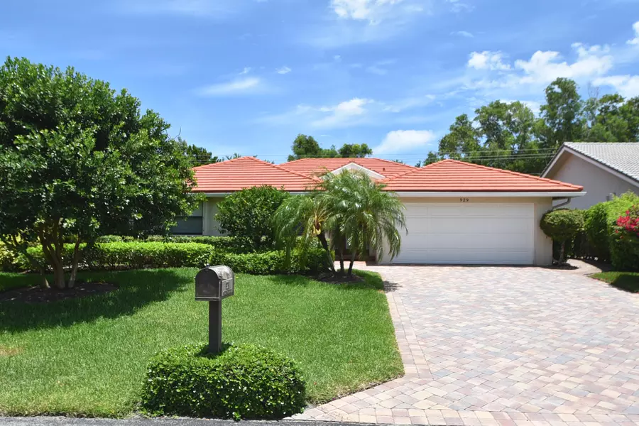 929 Greensward LN, Delray Beach, FL 33445