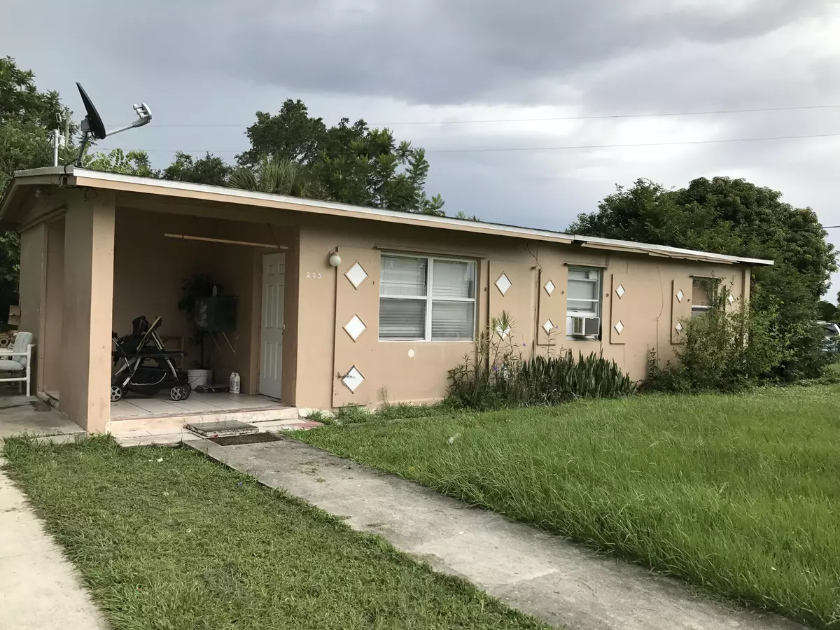 Port Saint Lucie, FL 34983,205 SE Abeto LN