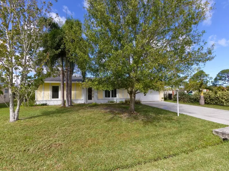 715 SE Fallon DR, Port Saint Lucie, FL 34983