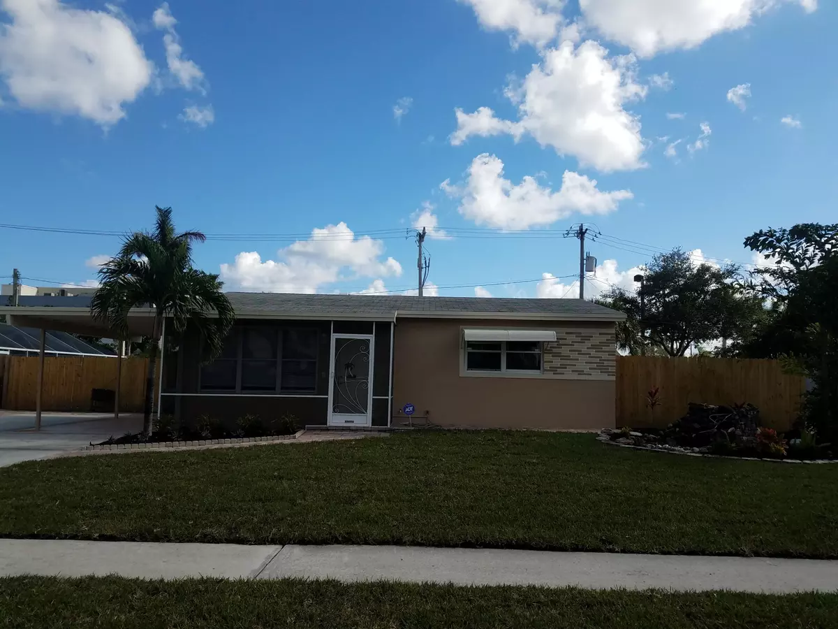 Lake Worth, FL 33461,104 Cayman DR