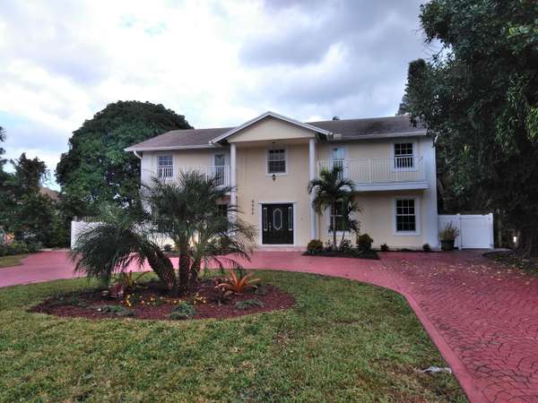 6850 Eastview DR, Lake Worth, FL 33462