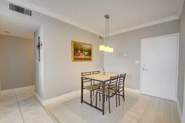 Miami Beach, FL 33141,7441 Wayne AVE 90