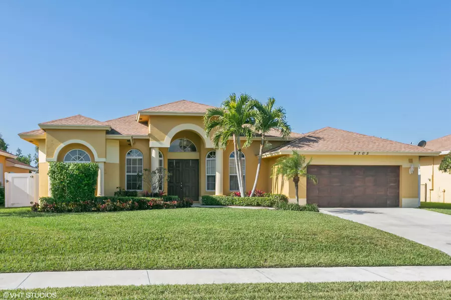 8705 SE Pinehaven AVE, Hobe Sound, FL 33455