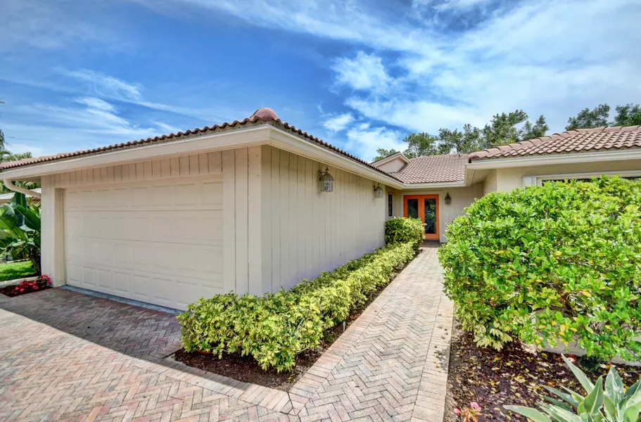 20 Woods LN, Boynton Beach, FL 33436