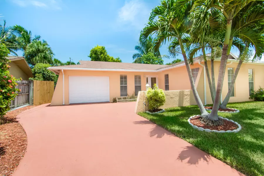 2043 N Waterway DR, North Palm Beach, FL 33408