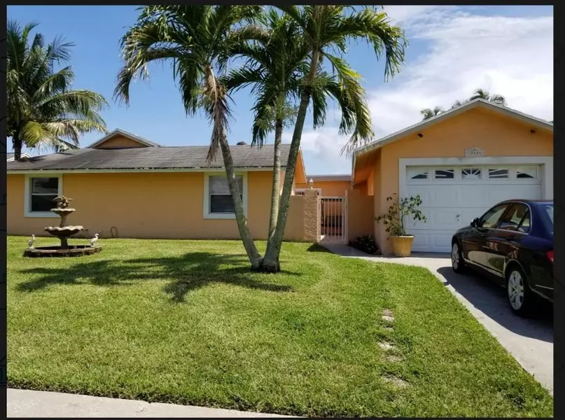 10404 Oliver LN, Royal Palm Beach, FL 33411