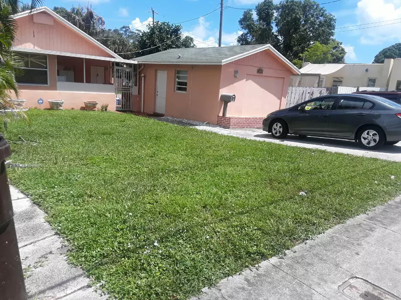 1017 W Lakewood RD, West Palm Beach, FL 33405