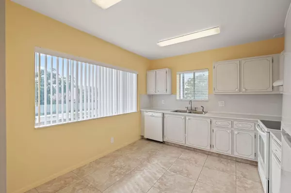 Lake Worth, FL 33462,6289 Lear DR 201