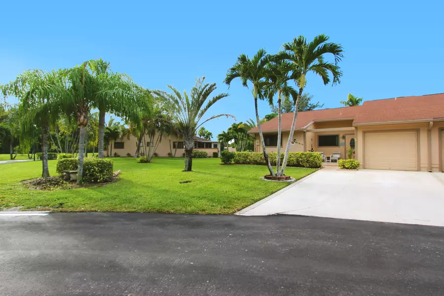 1 Winchmore LN, Boynton Beach, FL 33426