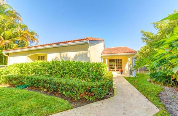 2232 Las Casitas DR, Wellington, FL 33414