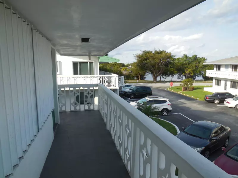 2004 Lake Osborne DR 15, Lake Worth, FL 33461