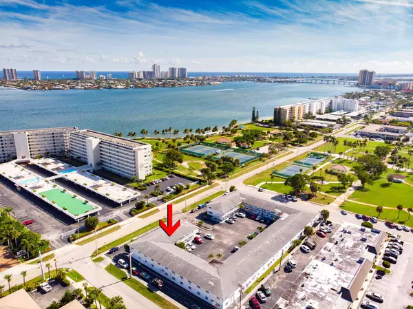 810 Lake Shore DR 2, Lake Park, FL 33403