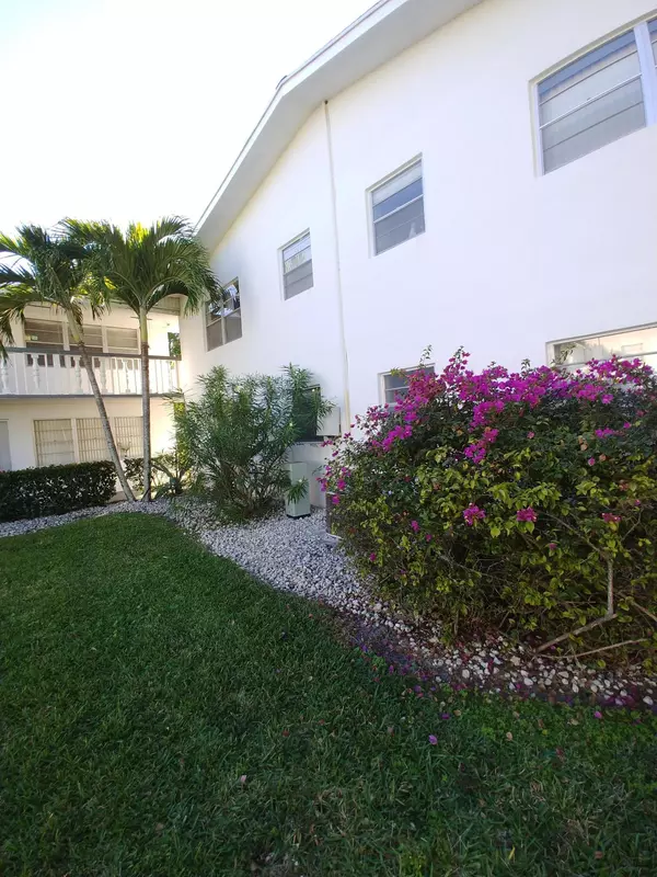 56 Canterbury C, West Palm Beach, FL 33417