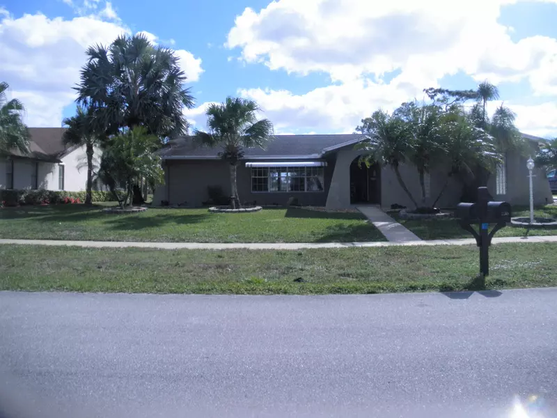 7576 Oakmont DR, Lake Worth, FL 33467