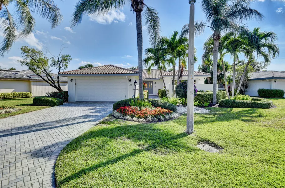 35 Woods LN, Boynton Beach, FL 33436