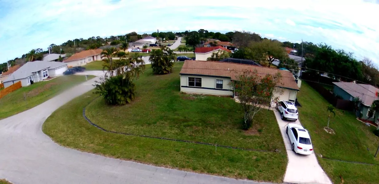 561 SW Hiawatha ST, Port Saint Lucie, FL 34953