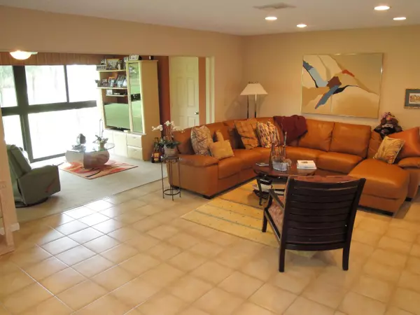 9 Westgate LN #B, Boynton Beach, FL 33436