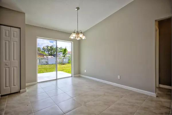 Port Saint Lucie, FL 34984,386 SW Grimaldo TER