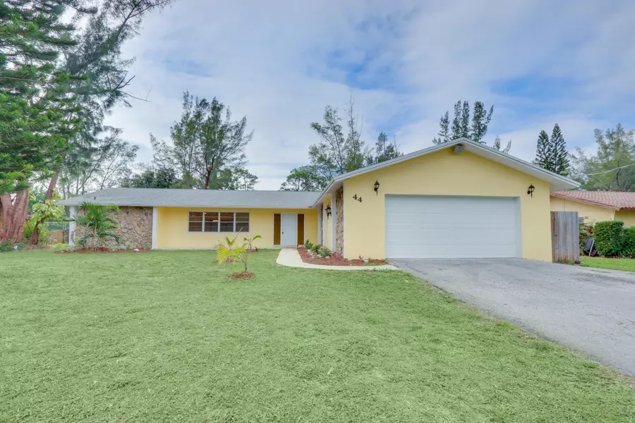 44 Akron RD, Lake Worth, FL 33467