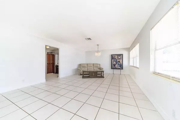 Lantana, FL 33462,112 Milton ST