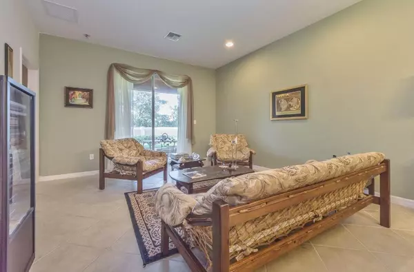 Vero Beach, FL 32966,6375 Oxford CIR 103