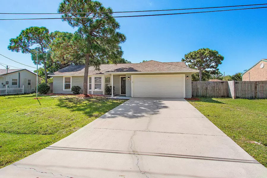 2142 SE Heathwood CIR, Port Saint Lucie, FL 34952