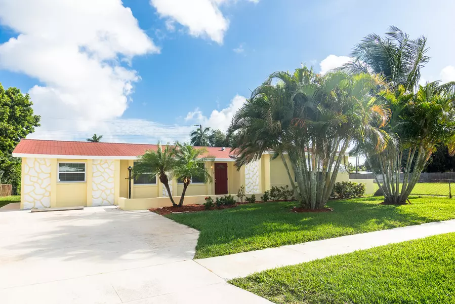 370 W 32nd ST, Riviera Beach, FL 33404