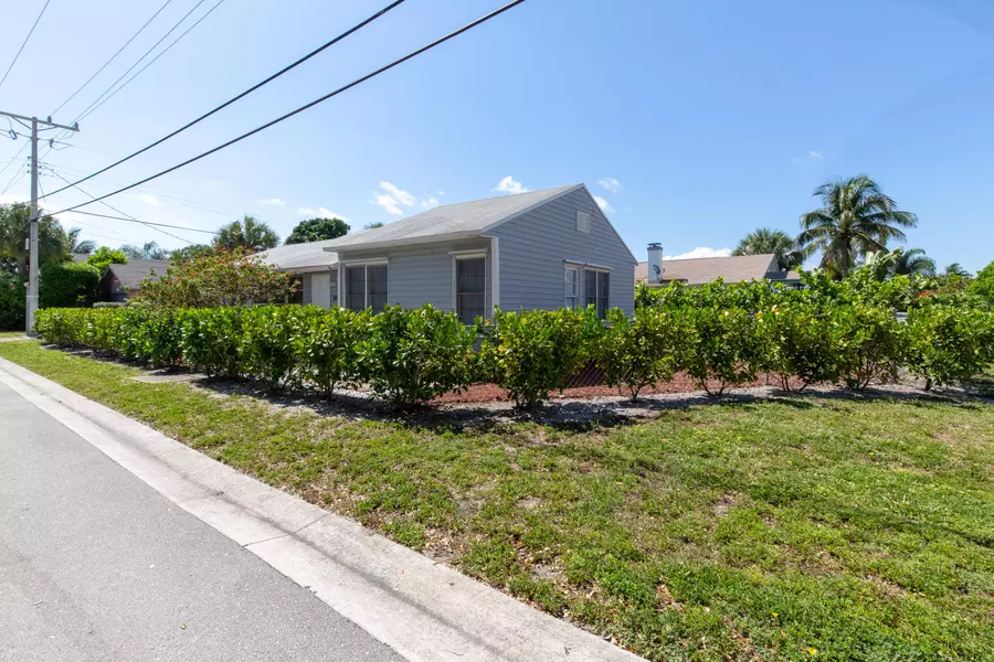 313 N 16th AVE, Lake Worth, FL 33460