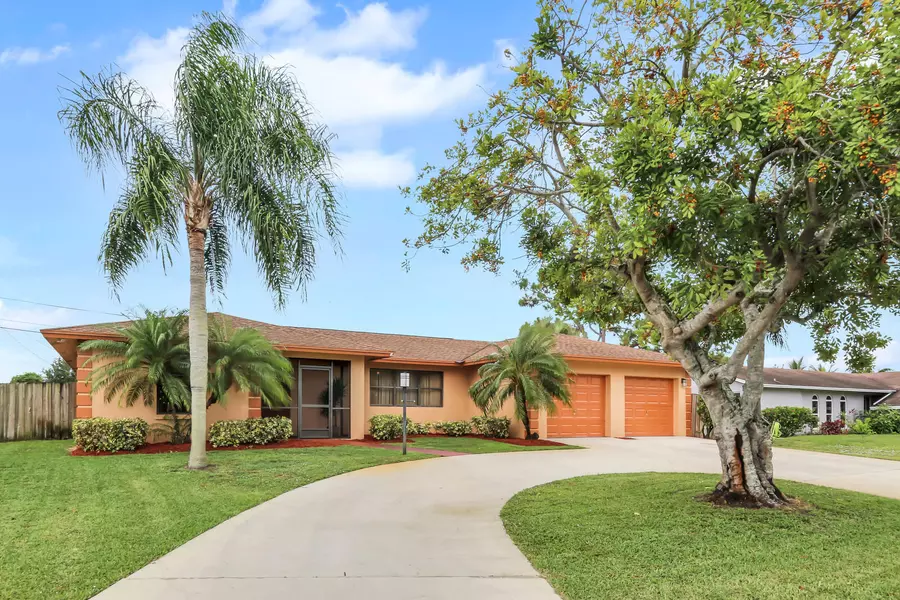 19 W Plumosa LN, Lake Worth, FL 33467