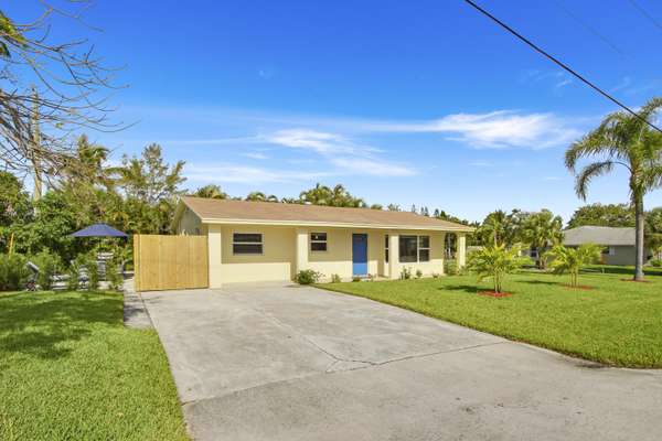 6673 N Plymouth DR, Lake Worth, FL 33462