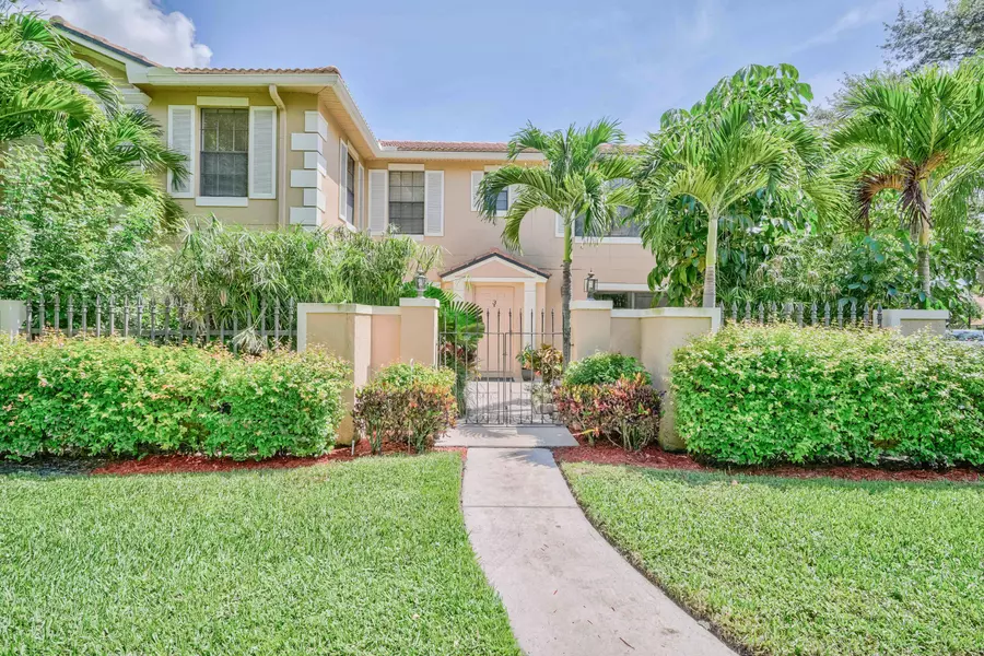 351 Prestwick CIR 3, Palm Beach Gardens, FL 33418