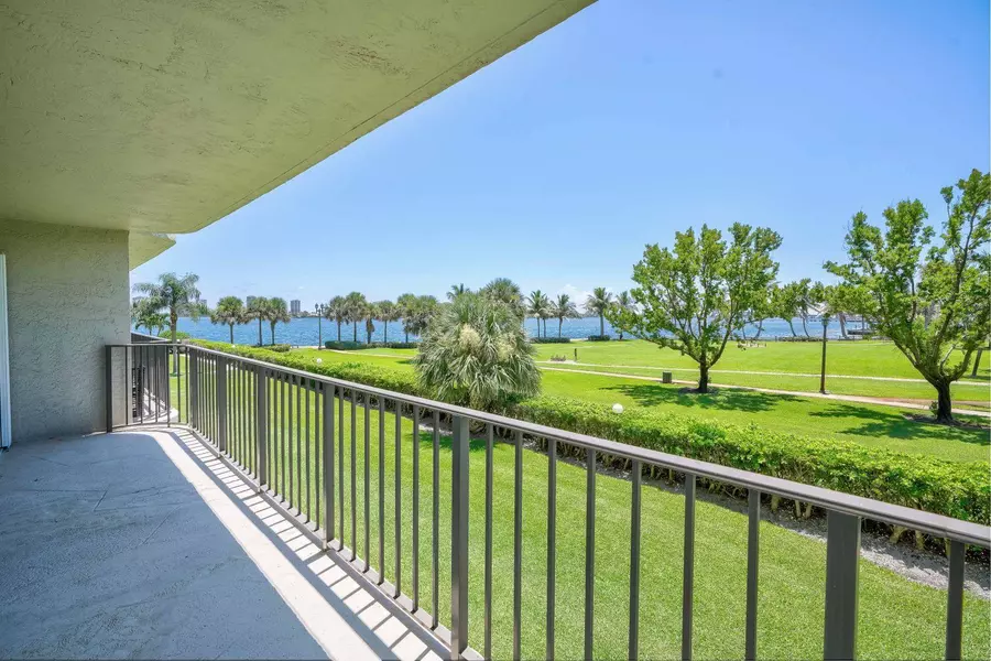 801 Lake Shore DR 212, Lake Park, FL 33403