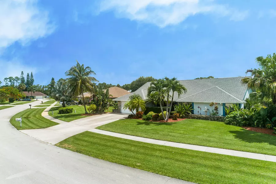 310 Knotty Wood LN, Wellington, FL 33414