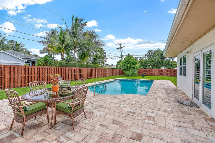 2482 E Hope LN, Palm Beach Gardens, FL 33410