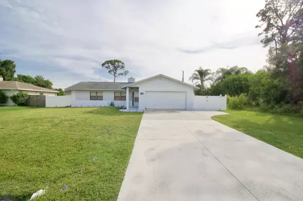 Port Saint Lucie, FL 34983,582 SE Floresta DR