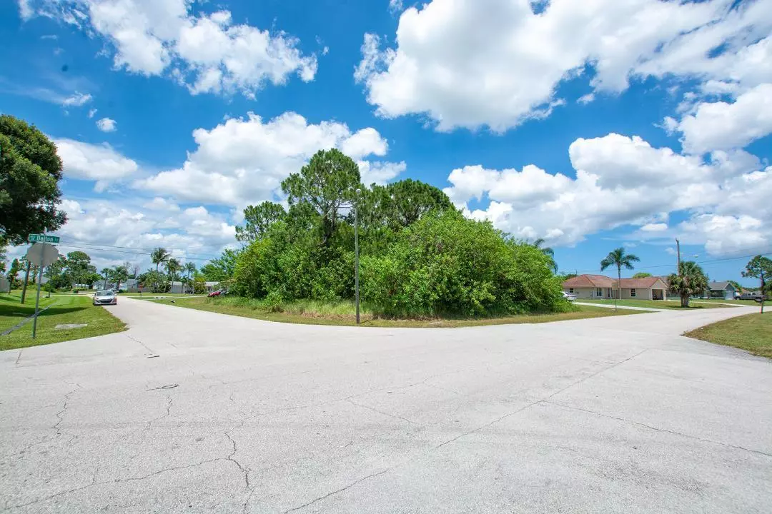 Port Saint Lucie, FL 34953,597 SW Dalton Circle CIR