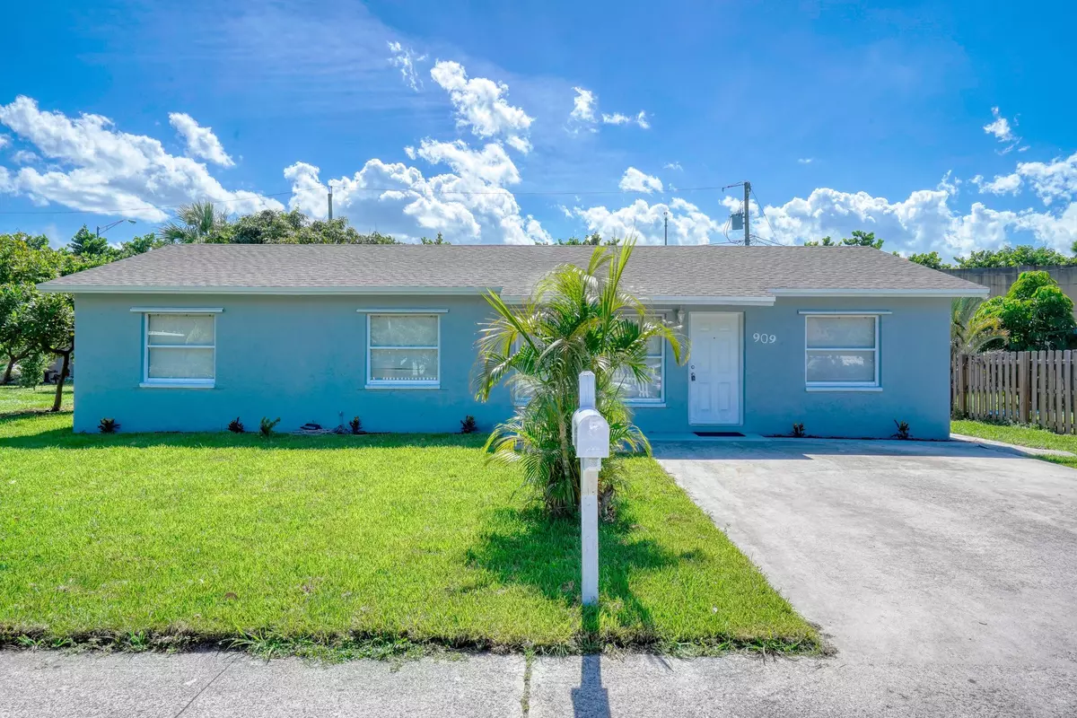 Lake Worth, FL 33460,909 Pine TER