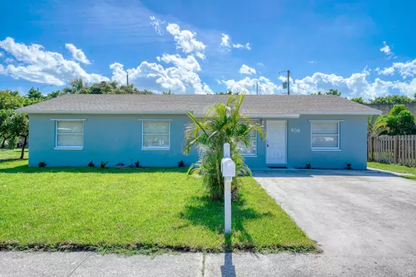 909 Pine TER, Lake Worth, FL 33460