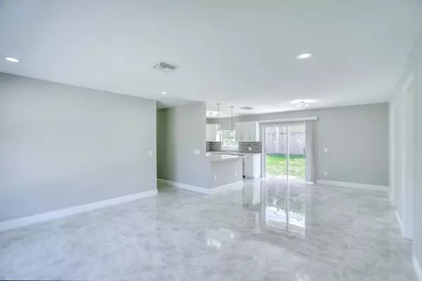 Lake Worth, FL 33460,909 Pine TER