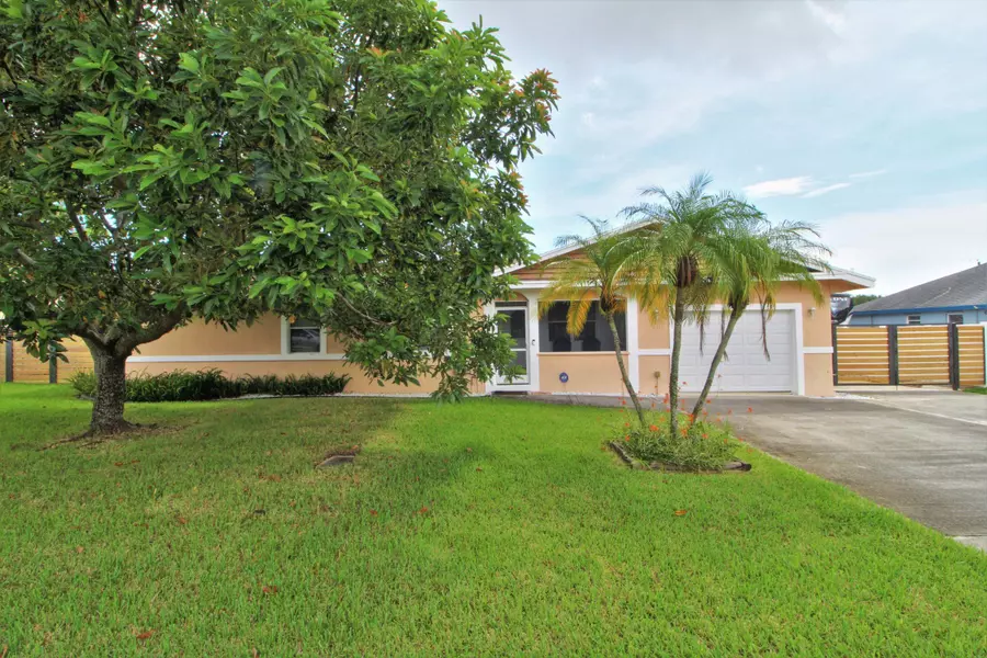 1216 NW 8th CT, Boynton Beach, FL 33426