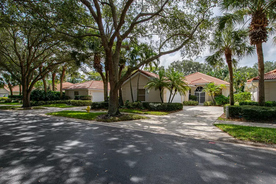 225 E Tall Oaks CIR, Palm Beach Gardens, FL 33410