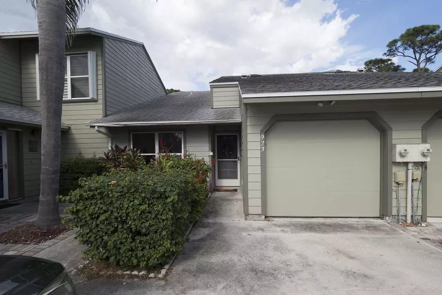 923 NE Sandalwood PL, Jensen Beach, FL 34957